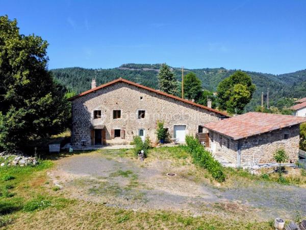 🌿 Maison de caractère avec 4 logements – Vue panoramique – Idéal gîtes, chambres d'hôtes ou investissement

📍 Le Cheylard (07160) – 252 000 €

À seulement quelques minutes du Cheylard, au cœur d'un hameau calme et préservé, venez découvrir cette authentique bâtisse de caractère datant des années 1900. Nichée dans un environnement exceptionnel, elle bénéficie d'une vue panoramique sur la vallée de l'Eyrieux, sans vis-à-vis, offrant un cadre de vie paisible et privilégié.

Mitoyenne uniquement sur une petite partie à l'arrière avec une ancienne grange, cette propriété conserve toute son intimité.

Un cadre naturel rare

🌳 2 500 m² de terrain attenant, idéal pour profiter pleinement des extérieurs.

💧 12 500 m² de terrain non attenant comprenant une source naturelle qui alimente la propriété, avec la possibilité de basculer sur le réseau d'eau de ville grâce à deux vannes.

Une propriété composée de quatre logements indépendants

Cette bâtisse offre une belle modularité et s'adapte à de nombreux projets : résidence familiale, activité de gîtes, chambres d'hôtes ou investissement locatif.

Habitation principale – Duplex d'environ 103 m²
Belle pièce de vie de 35 m² avec cuisine ouverte et salle à manger.
Salon indépendant d'environ 20 m².
Deux chambres de 12 m² et 16 m².
Salle de bains.
Deux WC.
Chauffage par poêle à bois et climatisation réversible.

Appartement T1 d'environ 40 m²
Pièce de vie lumineuse.
Chambre.
Salle d'eau avec WC.
Climatisation réversible.
Ce logement peut facilement être réuni à la maison principale afin de créer une habitation plus spacieuse.

Studio indépendant de 35 m²
Pièce de vie.
Salle d'eau avec WC.
Chauffage électrique.
Entrée indépendante.

Studio indépendant de 36 m²
Pièce de vie.
Salle d'eau avec WC.
Climatisation réversible.
Terrasse privative.

Chaque logement dispose de son entrée indépendante, d'une terrasse ou d'un espace extérieur privatif, permettant d'envisager une exploitation en location saisonnière ou annuelle dans d'excellentes conditions.

Les atouts de la propriété

✅ DPE : C

✅ Source naturelle alimentant la maison.

✅ Possibilité de raccordement au réseau d'eau de ville.

✅ Assainissement individuel conforme.

✅ Taxe foncière : seulement 600 €.

✅ Vue exceptionnelle sur la vallée de l'Eyrieux.

✅ Environnement calme, sans vis-à-vis.

Un fort potentiel

Que vous soyez à la recherche d'une résidence principale avec revenus complémentaires, d'une résidence secondaire familiale ou d'un projet touristique (gîtes, chambres d'hôtes ou location saisonnière), cette propriété offre de nombreuses possibilités d'aménagement.

Quelques travaux de finition permettront de révéler tout le charme de cette bâtisse et de valoriser pleinement son potentiel.

Afin de faciliter votre projection, certaines photos de l'annonce présentent un home staging virtuel, illustrant différentes possibilités d'aménagement des espaces.

Une propriété rare sur le secteur, alliant authenticité, nature et potentiel de rentabilité.