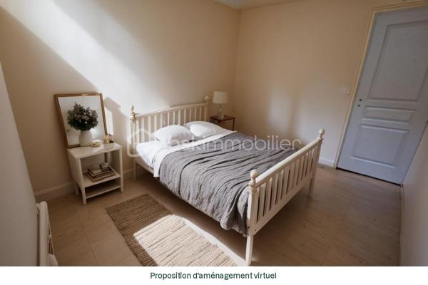 🌿 Maison de caractère avec 4 logements – Vue panoramique – Idéal gîtes, chambres d'hôtes ou investissement

📍 Le Cheylard (07160) – 252 000 €

À seulement quelques minutes du Cheylard, au cœur d'un hameau calme et préservé, venez découvrir cette authentique bâtisse de caractère datant des années 1900. Nichée dans un environnement exceptionnel, elle bénéficie d'une vue panoramique sur la vallée de l'Eyrieux, sans vis-à-vis, offrant un cadre de vie paisible et privilégié.

Mitoyenne uniquement sur une petite partie à l'arrière avec une ancienne grange, cette propriété conserve toute son intimité.

Un cadre naturel rare

🌳 2 500 m² de terrain attenant, idéal pour profiter pleinement des extérieurs.

💧 12 500 m² de terrain non attenant comprenant une source naturelle qui alimente la propriété, avec la possibilité de basculer sur le réseau d'eau de ville grâce à deux vannes.

Une propriété composée de quatre logements indépendants

Cette bâtisse offre une belle modularité et s'adapte à de nombreux projets : résidence familiale, activité de gîtes, chambres d'hôtes ou investissement locatif.

Habitation principale – Duplex d'environ 103 m²
Belle pièce de vie de 35 m² avec cuisine ouverte et salle à manger.
Salon indépendant d'environ 20 m².
Deux chambres de 12 m² et 16 m².
Salle de bains.
Deux WC.
Chauffage par poêle à bois et climatisation réversible.

Appartement T1 d'environ 40 m²
Pièce de vie lumineuse.
Chambre.
Salle d'eau avec WC.
Climatisation réversible.
Ce logement peut facilement être réuni à la maison principale afin de créer une habitation plus spacieuse.

Studio indépendant de 35 m²
Pièce de vie.
Salle d'eau avec WC.
Chauffage électrique.
Entrée indépendante.

Studio indépendant de 36 m²
Pièce de vie.
Salle d'eau avec WC.
Climatisation réversible.
Terrasse privative.

Chaque logement dispose de son entrée indépendante, d'une terrasse ou d'un espace extérieur privatif, permettant d'envisager une exploitation en location saisonnière ou annuelle dans d'excellentes conditions.

Les atouts de la propriété

✅ DPE : C

✅ Source naturelle alimentant la maison.

✅ Possibilité de raccordement au réseau d'eau de ville.

✅ Assainissement individuel conforme.

✅ Taxe foncière : seulement 600 €.

✅ Vue exceptionnelle sur la vallée de l'Eyrieux.

✅ Environnement calme, sans vis-à-vis.

Un fort potentiel

Que vous soyez à la recherche d'une résidence principale avec revenus complémentaires, d'une résidence secondaire familiale ou d'un projet touristique (gîtes, chambres d'hôtes ou location saisonnière), cette propriété offre de nombreuses possibilités d'aménagement.

Quelques travaux de finition permettront de révéler tout le charme de cette bâtisse et de valoriser pleinement son potentiel.

Afin de faciliter votre projection, certaines photos de l'annonce présentent un home staging virtuel, illustrant différentes possibilités d'aménagement des espaces.

Une propriété rare sur le secteur, alliant authenticité, nature et potentiel de rentabilité.