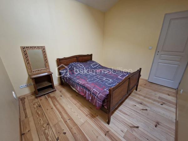 🌿 Maison de caractère avec 4 logements – Vue panoramique – Idéal gîtes, chambres d'hôtes ou investissement

📍 Le Cheylard (07160) – 252 000 €

À seulement quelques minutes du Cheylard, au cœur d'un hameau calme et préservé, venez découvrir cette authentique bâtisse de caractère datant des années 1900. Nichée dans un environnement exceptionnel, elle bénéficie d'une vue panoramique sur la vallée de l'Eyrieux, sans vis-à-vis, offrant un cadre de vie paisible et privilégié.

Mitoyenne uniquement sur une petite partie à l'arrière avec une ancienne grange, cette propriété conserve toute son intimité.

Un cadre naturel rare

🌳 2 500 m² de terrain attenant, idéal pour profiter pleinement des extérieurs.

💧 12 500 m² de terrain non attenant comprenant une source naturelle qui alimente la propriété, avec la possibilité de basculer sur le réseau d'eau de ville grâce à deux vannes.

Une propriété composée de quatre logements indépendants

Cette bâtisse offre une belle modularité et s'adapte à de nombreux projets : résidence familiale, activité de gîtes, chambres d'hôtes ou investissement locatif.

Habitation principale – Duplex d'environ 103 m²
Belle pièce de vie de 35 m² avec cuisine ouverte et salle à manger.
Salon indépendant d'environ 20 m².
Deux chambres de 12 m² et 16 m².
Salle de bains.
Deux WC.
Chauffage par poêle à bois et climatisation réversible.

Appartement T1 d'environ 40 m²
Pièce de vie lumineuse.
Chambre.
Salle d'eau avec WC.
Climatisation réversible.
Ce logement peut facilement être réuni à la maison principale afin de créer une habitation plus spacieuse.

Studio indépendant de 35 m²
Pièce de vie.
Salle d'eau avec WC.
Chauffage électrique.
Entrée indépendante.

Studio indépendant de 36 m²
Pièce de vie.
Salle d'eau avec WC.
Climatisation réversible.
Terrasse privative.

Chaque logement dispose de son entrée indépendante, d'une terrasse ou d'un espace extérieur privatif, permettant d'envisager une exploitation en location saisonnière ou annuelle dans d'excellentes conditions.

Les atouts de la propriété

✅ DPE : C

✅ Source naturelle alimentant la maison.

✅ Possibilité de raccordement au réseau d'eau de ville.

✅ Assainissement individuel conforme.

✅ Taxe foncière : seulement 600 €.

✅ Vue exceptionnelle sur la vallée de l'Eyrieux.

✅ Environnement calme, sans vis-à-vis.

Un fort potentiel

Que vous soyez à la recherche d'une résidence principale avec revenus complémentaires, d'une résidence secondaire familiale ou d'un projet touristique (gîtes, chambres d'hôtes ou location saisonnière), cette propriété offre de nombreuses possibilités d'aménagement.

Quelques travaux de finition permettront de révéler tout le charme de cette bâtisse et de valoriser pleinement son potentiel.

Afin de faciliter votre projection, certaines photos de l'annonce présentent un home staging virtuel, illustrant différentes possibilités d'aménagement des espaces.

Une propriété rare sur le secteur, alliant authenticité, nature et potentiel de rentabilité.