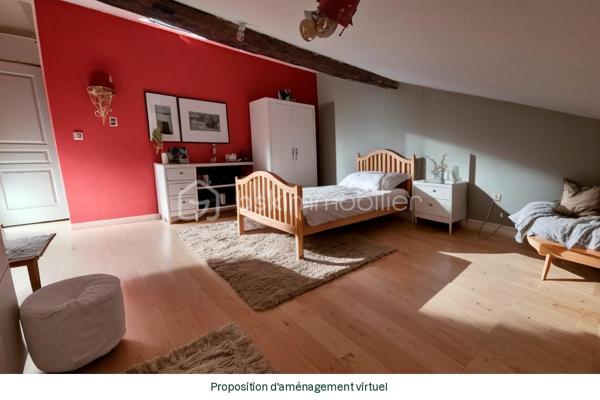 🌿 Maison de caractère avec 4 logements – Vue panoramique – Idéal gîtes, chambres d'hôtes ou investissement

📍 Le Cheylard (07160) – 252 000 €

À seulement quelques minutes du Cheylard, au cœur d'un hameau calme et préservé, venez découvrir cette authentique bâtisse de caractère datant des années 1900. Nichée dans un environnement exceptionnel, elle bénéficie d'une vue panoramique sur la vallée de l'Eyrieux, sans vis-à-vis, offrant un cadre de vie paisible et privilégié.

Mitoyenne uniquement sur une petite partie à l'arrière avec une ancienne grange, cette propriété conserve toute son intimité.

Un cadre naturel rare

🌳 2 500 m² de terrain attenant, idéal pour profiter pleinement des extérieurs.

💧 12 500 m² de terrain non attenant comprenant une source naturelle qui alimente la propriété, avec la possibilité de basculer sur le réseau d'eau de ville grâce à deux vannes.

Une propriété composée de quatre logements indépendants

Cette bâtisse offre une belle modularité et s'adapte à de nombreux projets : résidence familiale, activité de gîtes, chambres d'hôtes ou investissement locatif.

Habitation principale – Duplex d'environ 103 m²
Belle pièce de vie de 35 m² avec cuisine ouverte et salle à manger.
Salon indépendant d'environ 20 m².
Deux chambres de 12 m² et 16 m².
Salle de bains.
Deux WC.
Chauffage par poêle à bois et climatisation réversible.

Appartement T1 d'environ 40 m²
Pièce de vie lumineuse.
Chambre.
Salle d'eau avec WC.
Climatisation réversible.
Ce logement peut facilement être réuni à la maison principale afin de créer une habitation plus spacieuse.

Studio indépendant de 35 m²
Pièce de vie.
Salle d'eau avec WC.
Chauffage électrique.
Entrée indépendante.

Studio indépendant de 36 m²
Pièce de vie.
Salle d'eau avec WC.
Climatisation réversible.
Terrasse privative.

Chaque logement dispose de son entrée indépendante, d'une terrasse ou d'un espace extérieur privatif, permettant d'envisager une exploitation en location saisonnière ou annuelle dans d'excellentes conditions.

Les atouts de la propriété

✅ DPE : C

✅ Source naturelle alimentant la maison.

✅ Possibilité de raccordement au réseau d'eau de ville.

✅ Assainissement individuel conforme.

✅ Taxe foncière : seulement 600 €.

✅ Vue exceptionnelle sur la vallée de l'Eyrieux.

✅ Environnement calme, sans vis-à-vis.

Un fort potentiel

Que vous soyez à la recherche d'une résidence principale avec revenus complémentaires, d'une résidence secondaire familiale ou d'un projet touristique (gîtes, chambres d'hôtes ou location saisonnière), cette propriété offre de nombreuses possibilités d'aménagement.

Quelques travaux de finition permettront de révéler tout le charme de cette bâtisse et de valoriser pleinement son potentiel.

Afin de faciliter votre projection, certaines photos de l'annonce présentent un home staging virtuel, illustrant différentes possibilités d'aménagement des espaces.

Une propriété rare sur le secteur, alliant authenticité, nature et potentiel de rentabilité.