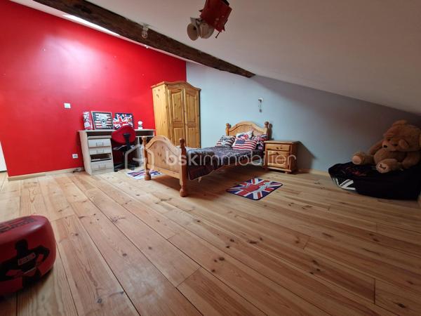 🌿 Maison de caractère avec 4 logements – Vue panoramique – Idéal gîtes, chambres d'hôtes ou investissement

📍 Le Cheylard (07160) – 252 000 €

À seulement quelques minutes du Cheylard, au cœur d'un hameau calme et préservé, venez découvrir cette authentique bâtisse de caractère datant des années 1900. Nichée dans un environnement exceptionnel, elle bénéficie d'une vue panoramique sur la vallée de l'Eyrieux, sans vis-à-vis, offrant un cadre de vie paisible et privilégié.

Mitoyenne uniquement sur une petite partie à l'arrière avec une ancienne grange, cette propriété conserve toute son intimité.

Un cadre naturel rare

🌳 2 500 m² de terrain attenant, idéal pour profiter pleinement des extérieurs.

💧 12 500 m² de terrain non attenant comprenant une source naturelle qui alimente la propriété, avec la possibilité de basculer sur le réseau d'eau de ville grâce à deux vannes.

Une propriété composée de quatre logements indépendants

Cette bâtisse offre une belle modularité et s'adapte à de nombreux projets : résidence familiale, activité de gîtes, chambres d'hôtes ou investissement locatif.

Habitation principale – Duplex d'environ 103 m²
Belle pièce de vie de 35 m² avec cuisine ouverte et salle à manger.
Salon indépendant d'environ 20 m².
Deux chambres de 12 m² et 16 m².
Salle de bains.
Deux WC.
Chauffage par poêle à bois et climatisation réversible.

Appartement T1 d'environ 40 m²
Pièce de vie lumineuse.
Chambre.
Salle d'eau avec WC.
Climatisation réversible.
Ce logement peut facilement être réuni à la maison principale afin de créer une habitation plus spacieuse.

Studio indépendant de 35 m²
Pièce de vie.
Salle d'eau avec WC.
Chauffage électrique.
Entrée indépendante.

Studio indépendant de 36 m²
Pièce de vie.
Salle d'eau avec WC.
Climatisation réversible.
Terrasse privative.

Chaque logement dispose de son entrée indépendante, d'une terrasse ou d'un espace extérieur privatif, permettant d'envisager une exploitation en location saisonnière ou annuelle dans d'excellentes conditions.

Les atouts de la propriété

✅ DPE : C

✅ Source naturelle alimentant la maison.

✅ Possibilité de raccordement au réseau d'eau de ville.

✅ Assainissement individuel conforme.

✅ Taxe foncière : seulement 600 €.

✅ Vue exceptionnelle sur la vallée de l'Eyrieux.

✅ Environnement calme, sans vis-à-vis.

Un fort potentiel

Que vous soyez à la recherche d'une résidence principale avec revenus complémentaires, d'une résidence secondaire familiale ou d'un projet touristique (gîtes, chambres d'hôtes ou location saisonnière), cette propriété offre de nombreuses possibilités d'aménagement.

Quelques travaux de finition permettront de révéler tout le charme de cette bâtisse et de valoriser pleinement son potentiel.

Afin de faciliter votre projection, certaines photos de l'annonce présentent un home staging virtuel, illustrant différentes possibilités d'aménagement des espaces.

Une propriété rare sur le secteur, alliant authenticité, nature et potentiel de rentabilité.