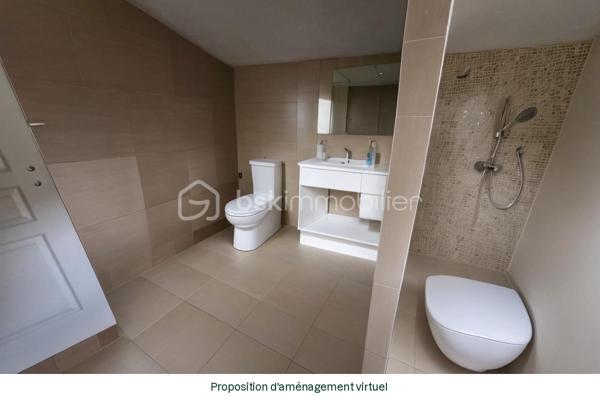 🌿 Maison de caractère avec 4 logements – Vue panoramique – Idéal gîtes, chambres d'hôtes ou investissement

📍 Le Cheylard (07160) – 252 000 €

À seulement quelques minutes du Cheylard, au cœur d'un hameau calme et préservé, venez découvrir cette authentique bâtisse de caractère datant des années 1900. Nichée dans un environnement exceptionnel, elle bénéficie d'une vue panoramique sur la vallée de l'Eyrieux, sans vis-à-vis, offrant un cadre de vie paisible et privilégié.

Mitoyenne uniquement sur une petite partie à l'arrière avec une ancienne grange, cette propriété conserve toute son intimité.

Un cadre naturel rare

🌳 2 500 m² de terrain attenant, idéal pour profiter pleinement des extérieurs.

💧 12 500 m² de terrain non attenant comprenant une source naturelle qui alimente la propriété, avec la possibilité de basculer sur le réseau d'eau de ville grâce à deux vannes.

Une propriété composée de quatre logements indépendants

Cette bâtisse offre une belle modularité et s'adapte à de nombreux projets : résidence familiale, activité de gîtes, chambres d'hôtes ou investissement locatif.

Habitation principale – Duplex d'environ 103 m²
Belle pièce de vie de 35 m² avec cuisine ouverte et salle à manger.
Salon indépendant d'environ 20 m².
Deux chambres de 12 m² et 16 m².
Salle de bains.
Deux WC.
Chauffage par poêle à bois et climatisation réversible.

Appartement T1 d'environ 40 m²
Pièce de vie lumineuse.
Chambre.
Salle d'eau avec WC.
Climatisation réversible.
Ce logement peut facilement être réuni à la maison principale afin de créer une habitation plus spacieuse.

Studio indépendant de 35 m²
Pièce de vie.
Salle d'eau avec WC.
Chauffage électrique.
Entrée indépendante.

Studio indépendant de 36 m²
Pièce de vie.
Salle d'eau avec WC.
Climatisation réversible.
Terrasse privative.

Chaque logement dispose de son entrée indépendante, d'une terrasse ou d'un espace extérieur privatif, permettant d'envisager une exploitation en location saisonnière ou annuelle dans d'excellentes conditions.

Les atouts de la propriété

✅ DPE : C

✅ Source naturelle alimentant la maison.

✅ Possibilité de raccordement au réseau d'eau de ville.

✅ Assainissement individuel conforme.

✅ Taxe foncière : seulement 600 €.

✅ Vue exceptionnelle sur la vallée de l'Eyrieux.

✅ Environnement calme, sans vis-à-vis.

Un fort potentiel

Que vous soyez à la recherche d'une résidence principale avec revenus complémentaires, d'une résidence secondaire familiale ou d'un projet touristique (gîtes, chambres d'hôtes ou location saisonnière), cette propriété offre de nombreuses possibilités d'aménagement.

Quelques travaux de finition permettront de révéler tout le charme de cette bâtisse et de valoriser pleinement son potentiel.

Afin de faciliter votre projection, certaines photos de l'annonce présentent un home staging virtuel, illustrant différentes possibilités d'aménagement des espaces.

Une propriété rare sur le secteur, alliant authenticité, nature et potentiel de rentabilité.