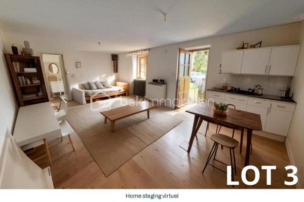 🌿 Maison de caractère avec 4 logements – Vue panoramique – Idéal gîtes, chambres d'hôtes ou investissement

📍 Le Cheylard (07160) – 252 000 €

À seulement quelques minutes du Cheylard, au cœur d'un hameau calme et préservé, venez découvrir cette authentique bâtisse de caractère datant des années 1900. Nichée dans un environnement exceptionnel, elle bénéficie d'une vue panoramique sur la vallée de l'Eyrieux, sans vis-à-vis, offrant un cadre de vie paisible et privilégié.

Mitoyenne uniquement sur une petite partie à l'arrière avec une ancienne grange, cette propriété conserve toute son intimité.

Un cadre naturel rare

🌳 2 500 m² de terrain attenant, idéal pour profiter pleinement des extérieurs.

💧 12 500 m² de terrain non attenant comprenant une source naturelle qui alimente la propriété, avec la possibilité de basculer sur le réseau d'eau de ville grâce à deux vannes.

Une propriété composée de quatre logements indépendants

Cette bâtisse offre une belle modularité et s'adapte à de nombreux projets : résidence familiale, activité de gîtes, chambres d'hôtes ou investissement locatif.

Habitation principale – Duplex d'environ 103 m²
Belle pièce de vie de 35 m² avec cuisine ouverte et salle à manger.
Salon indépendant d'environ 20 m².
Deux chambres de 12 m² et 16 m².
Salle de bains.
Deux WC.
Chauffage par poêle à bois et climatisation réversible.

Appartement T1 d'environ 40 m²
Pièce de vie lumineuse.
Chambre.
Salle d'eau avec WC.
Climatisation réversible.
Ce logement peut facilement être réuni à la maison principale afin de créer une habitation plus spacieuse.

Studio indépendant de 35 m²
Pièce de vie.
Salle d'eau avec WC.
Chauffage électrique.
Entrée indépendante.

Studio indépendant de 36 m²
Pièce de vie.
Salle d'eau avec WC.
Climatisation réversible.
Terrasse privative.

Chaque logement dispose de son entrée indépendante, d'une terrasse ou d'un espace extérieur privatif, permettant d'envisager une exploitation en location saisonnière ou annuelle dans d'excellentes conditions.

Les atouts de la propriété

✅ DPE : C

✅ Source naturelle alimentant la maison.

✅ Possibilité de raccordement au réseau d'eau de ville.

✅ Assainissement individuel conforme.

✅ Taxe foncière : seulement 600 €.

✅ Vue exceptionnelle sur la vallée de l'Eyrieux.

✅ Environnement calme, sans vis-à-vis.

Un fort potentiel

Que vous soyez à la recherche d'une résidence principale avec revenus complémentaires, d'une résidence secondaire familiale ou d'un projet touristique (gîtes, chambres d'hôtes ou location saisonnière), cette propriété offre de nombreuses possibilités d'aménagement.

Quelques travaux de finition permettront de révéler tout le charme de cette bâtisse et de valoriser pleinement son potentiel.

Afin de faciliter votre projection, certaines photos de l'annonce présentent un home staging virtuel, illustrant différentes possibilités d'aménagement des espaces.

Une propriété rare sur le secteur, alliant authenticité, nature et potentiel de rentabilité.