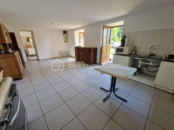 🌿 Maison de caractère avec 4 logements – Vue panoramique – Idéal gîtes, chambres d'hôtes ou investissement

📍 Le Cheylard (07160) – 252 000 €

À seulement quelques minutes du Cheylard, au cœur d'un hameau calme et préservé, venez découvrir cette authentique bâtisse de caractère datant des années 1900. Nichée dans un environnement exceptionnel, elle bénéficie d'une vue panoramique sur la vallée de l'Eyrieux, sans vis-à-vis, offrant un cadre de vie paisible et privilégié.

Mitoyenne uniquement sur une petite partie à l'arrière avec une ancienne grange, cette propriété conserve toute son intimité.

Un cadre naturel rare

🌳 2 500 m² de terrain attenant, idéal pour profiter pleinement des extérieurs.

💧 12 500 m² de terrain non attenant comprenant une source naturelle qui alimente la propriété, avec la possibilité de basculer sur le réseau d'eau de ville grâce à deux vannes.

Une propriété composée de quatre logements indépendants

Cette bâtisse offre une belle modularité et s'adapte à de nombreux projets : résidence familiale, activité de gîtes, chambres d'hôtes ou investissement locatif.

Habitation principale – Duplex d'environ 103 m²
Belle pièce de vie de 35 m² avec cuisine ouverte et salle à manger.
Salon indépendant d'environ 20 m².
Deux chambres de 12 m² et 16 m².
Salle de bains.
Deux WC.
Chauffage par poêle à bois et climatisation réversible.

Appartement T1 d'environ 40 m²
Pièce de vie lumineuse.
Chambre.
Salle d'eau avec WC.
Climatisation réversible.
Ce logement peut facilement être réuni à la maison principale afin de créer une habitation plus spacieuse.

Studio indépendant de 35 m²
Pièce de vie.
Salle d'eau avec WC.
Chauffage électrique.
Entrée indépendante.

Studio indépendant de 36 m²
Pièce de vie.
Salle d'eau avec WC.
Climatisation réversible.
Terrasse privative.

Chaque logement dispose de son entrée indépendante, d'une terrasse ou d'un espace extérieur privatif, permettant d'envisager une exploitation en location saisonnière ou annuelle dans d'excellentes conditions.

Les atouts de la propriété

✅ DPE : C

✅ Source naturelle alimentant la maison.

✅ Possibilité de raccordement au réseau d'eau de ville.

✅ Assainissement individuel conforme.

✅ Taxe foncière : seulement 600 €.

✅ Vue exceptionnelle sur la vallée de l'Eyrieux.

✅ Environnement calme, sans vis-à-vis.

Un fort potentiel

Que vous soyez à la recherche d'une résidence principale avec revenus complémentaires, d'une résidence secondaire familiale ou d'un projet touristique (gîtes, chambres d'hôtes ou location saisonnière), cette propriété offre de nombreuses possibilités d'aménagement.

Quelques travaux de finition permettront de révéler tout le charme de cette bâtisse et de valoriser pleinement son potentiel.

Afin de faciliter votre projection, certaines photos de l'annonce présentent un home staging virtuel, illustrant différentes possibilités d'aménagement des espaces.

Une propriété rare sur le secteur, alliant authenticité, nature et potentiel de rentabilité.