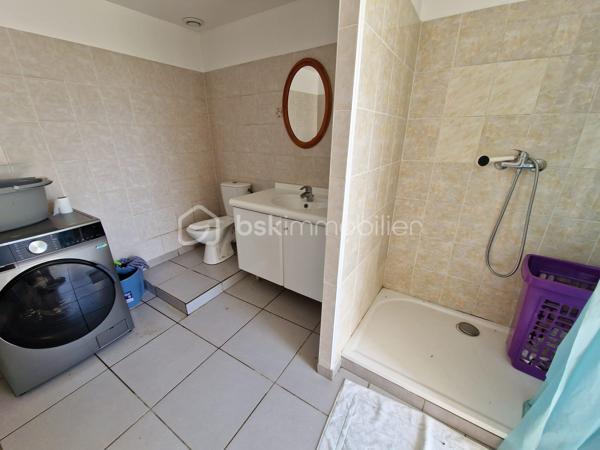 🌿 Maison de caractère avec 4 logements – Vue panoramique – Idéal gîtes, chambres d'hôtes ou investissement

📍 Le Cheylard (07160) – 252 000 €

À seulement quelques minutes du Cheylard, au cœur d'un hameau calme et préservé, venez découvrir cette authentique bâtisse de caractère datant des années 1900. Nichée dans un environnement exceptionnel, elle bénéficie d'une vue panoramique sur la vallée de l'Eyrieux, sans vis-à-vis, offrant un cadre de vie paisible et privilégié.

Mitoyenne uniquement sur une petite partie à l'arrière avec une ancienne grange, cette propriété conserve toute son intimité.

Un cadre naturel rare

🌳 2 500 m² de terrain attenant, idéal pour profiter pleinement des extérieurs.

💧 12 500 m² de terrain non attenant comprenant une source naturelle qui alimente la propriété, avec la possibilité de basculer sur le réseau d'eau de ville grâce à deux vannes.

Une propriété composée de quatre logements indépendants

Cette bâtisse offre une belle modularité et s'adapte à de nombreux projets : résidence familiale, activité de gîtes, chambres d'hôtes ou investissement locatif.

Habitation principale – Duplex d'environ 103 m²
Belle pièce de vie de 35 m² avec cuisine ouverte et salle à manger.
Salon indépendant d'environ 20 m².
Deux chambres de 12 m² et 16 m².
Salle de bains.
Deux WC.
Chauffage par poêle à bois et climatisation réversible.

Appartement T1 d'environ 40 m²
Pièce de vie lumineuse.
Chambre.
Salle d'eau avec WC.
Climatisation réversible.
Ce logement peut facilement être réuni à la maison principale afin de créer une habitation plus spacieuse.

Studio indépendant de 35 m²
Pièce de vie.
Salle d'eau avec WC.
Chauffage électrique.
Entrée indépendante.

Studio indépendant de 36 m²
Pièce de vie.
Salle d'eau avec WC.
Climatisation réversible.
Terrasse privative.

Chaque logement dispose de son entrée indépendante, d'une terrasse ou d'un espace extérieur privatif, permettant d'envisager une exploitation en location saisonnière ou annuelle dans d'excellentes conditions.

Les atouts de la propriété

✅ DPE : C

✅ Source naturelle alimentant la maison.

✅ Possibilité de raccordement au réseau d'eau de ville.

✅ Assainissement individuel conforme.

✅ Taxe foncière : seulement 600 €.

✅ Vue exceptionnelle sur la vallée de l'Eyrieux.

✅ Environnement calme, sans vis-à-vis.

Un fort potentiel

Que vous soyez à la recherche d'une résidence principale avec revenus complémentaires, d'une résidence secondaire familiale ou d'un projet touristique (gîtes, chambres d'hôtes ou location saisonnière), cette propriété offre de nombreuses possibilités d'aménagement.

Quelques travaux de finition permettront de révéler tout le charme de cette bâtisse et de valoriser pleinement son potentiel.

Afin de faciliter votre projection, certaines photos de l'annonce présentent un home staging virtuel, illustrant différentes possibilités d'aménagement des espaces.

Une propriété rare sur le secteur, alliant authenticité, nature et potentiel de rentabilité.