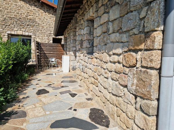 🌿 Maison de caractère avec 4 logements – Vue panoramique – Idéal gîtes, chambres d'hôtes ou investissement

📍 Le Cheylard (07160) – 252 000 €

À seulement quelques minutes du Cheylard, au cœur d'un hameau calme et préservé, venez découvrir cette authentique bâtisse de caractère datant des années 1900. Nichée dans un environnement exceptionnel, elle bénéficie d'une vue panoramique sur la vallée de l'Eyrieux, sans vis-à-vis, offrant un cadre de vie paisible et privilégié.

Mitoyenne uniquement sur une petite partie à l'arrière avec une ancienne grange, cette propriété conserve toute son intimité.

Un cadre naturel rare

🌳 2 500 m² de terrain attenant, idéal pour profiter pleinement des extérieurs.

💧 12 500 m² de terrain non attenant comprenant une source naturelle qui alimente la propriété, avec la possibilité de basculer sur le réseau d'eau de ville grâce à deux vannes.

Une propriété composée de quatre logements indépendants

Cette bâtisse offre une belle modularité et s'adapte à de nombreux projets : résidence familiale, activité de gîtes, chambres d'hôtes ou investissement locatif.

Habitation principale – Duplex d'environ 103 m²
Belle pièce de vie de 35 m² avec cuisine ouverte et salle à manger.
Salon indépendant d'environ 20 m².
Deux chambres de 12 m² et 16 m².
Salle de bains.
Deux WC.
Chauffage par poêle à bois et climatisation réversible.

Appartement T1 d'environ 40 m²
Pièce de vie lumineuse.
Chambre.
Salle d'eau avec WC.
Climatisation réversible.
Ce logement peut facilement être réuni à la maison principale afin de créer une habitation plus spacieuse.

Studio indépendant de 35 m²
Pièce de vie.
Salle d'eau avec WC.
Chauffage électrique.
Entrée indépendante.

Studio indépendant de 36 m²
Pièce de vie.
Salle d'eau avec WC.
Climatisation réversible.
Terrasse privative.

Chaque logement dispose de son entrée indépendante, d'une terrasse ou d'un espace extérieur privatif, permettant d'envisager une exploitation en location saisonnière ou annuelle dans d'excellentes conditions.

Les atouts de la propriété

✅ DPE : C

✅ Source naturelle alimentant la maison.

✅ Possibilité de raccordement au réseau d'eau de ville.

✅ Assainissement individuel conforme.

✅ Taxe foncière : seulement 600 €.

✅ Vue exceptionnelle sur la vallée de l'Eyrieux.

✅ Environnement calme, sans vis-à-vis.

Un fort potentiel

Que vous soyez à la recherche d'une résidence principale avec revenus complémentaires, d'une résidence secondaire familiale ou d'un projet touristique (gîtes, chambres d'hôtes ou location saisonnière), cette propriété offre de nombreuses possibilités d'aménagement.

Quelques travaux de finition permettront de révéler tout le charme de cette bâtisse et de valoriser pleinement son potentiel.

Afin de faciliter votre projection, certaines photos de l'annonce présentent un home staging virtuel, illustrant différentes possibilités d'aménagement des espaces.

Une propriété rare sur le secteur, alliant authenticité, nature et potentiel de rentabilité.