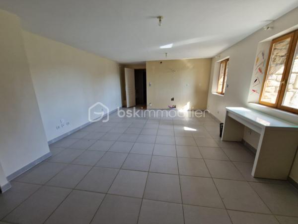 🌿 Maison de caractère avec 4 logements – Vue panoramique – Idéal gîtes, chambres d'hôtes ou investissement

📍 Le Cheylard (07160) – 252 000 €

À seulement quelques minutes du Cheylard, au cœur d'un hameau calme et préservé, venez découvrir cette authentique bâtisse de caractère datant des années 1900. Nichée dans un environnement exceptionnel, elle bénéficie d'une vue panoramique sur la vallée de l'Eyrieux, sans vis-à-vis, offrant un cadre de vie paisible et privilégié.

Mitoyenne uniquement sur une petite partie à l'arrière avec une ancienne grange, cette propriété conserve toute son intimité.

Un cadre naturel rare

🌳 2 500 m² de terrain attenant, idéal pour profiter pleinement des extérieurs.

💧 12 500 m² de terrain non attenant comprenant une source naturelle qui alimente la propriété, avec la possibilité de basculer sur le réseau d'eau de ville grâce à deux vannes.

Une propriété composée de quatre logements indépendants

Cette bâtisse offre une belle modularité et s'adapte à de nombreux projets : résidence familiale, activité de gîtes, chambres d'hôtes ou investissement locatif.

Habitation principale – Duplex d'environ 103 m²
Belle pièce de vie de 35 m² avec cuisine ouverte et salle à manger.
Salon indépendant d'environ 20 m².
Deux chambres de 12 m² et 16 m².
Salle de bains.
Deux WC.
Chauffage par poêle à bois et climatisation réversible.

Appartement T1 d'environ 40 m²
Pièce de vie lumineuse.
Chambre.
Salle d'eau avec WC.
Climatisation réversible.
Ce logement peut facilement être réuni à la maison principale afin de créer une habitation plus spacieuse.

Studio indépendant de 35 m²
Pièce de vie.
Salle d'eau avec WC.
Chauffage électrique.
Entrée indépendante.

Studio indépendant de 36 m²
Pièce de vie.
Salle d'eau avec WC.
Climatisation réversible.
Terrasse privative.

Chaque logement dispose de son entrée indépendante, d'une terrasse ou d'un espace extérieur privatif, permettant d'envisager une exploitation en location saisonnière ou annuelle dans d'excellentes conditions.

Les atouts de la propriété

✅ DPE : C

✅ Source naturelle alimentant la maison.

✅ Possibilité de raccordement au réseau d'eau de ville.

✅ Assainissement individuel conforme.

✅ Taxe foncière : seulement 600 €.

✅ Vue exceptionnelle sur la vallée de l'Eyrieux.

✅ Environnement calme, sans vis-à-vis.

Un fort potentiel

Que vous soyez à la recherche d'une résidence principale avec revenus complémentaires, d'une résidence secondaire familiale ou d'un projet touristique (gîtes, chambres d'hôtes ou location saisonnière), cette propriété offre de nombreuses possibilités d'aménagement.

Quelques travaux de finition permettront de révéler tout le charme de cette bâtisse et de valoriser pleinement son potentiel.

Afin de faciliter votre projection, certaines photos de l'annonce présentent un home staging virtuel, illustrant différentes possibilités d'aménagement des espaces.

Une propriété rare sur le secteur, alliant authenticité, nature et potentiel de rentabilité.
