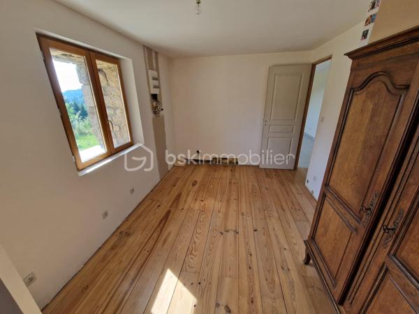 🌿 Maison de caractère avec 4 logements – Vue panoramique – Idéal gîtes, chambres d'hôtes ou investissement

📍 Le Cheylard (07160) – 252 000 €

À seulement quelques minutes du Cheylard, au cœur d'un hameau calme et préservé, venez découvrir cette authentique bâtisse de caractère datant des années 1900. Nichée dans un environnement exceptionnel, elle bénéficie d'une vue panoramique sur la vallée de l'Eyrieux, sans vis-à-vis, offrant un cadre de vie paisible et privilégié.

Mitoyenne uniquement sur une petite partie à l'arrière avec une ancienne grange, cette propriété conserve toute son intimité.

Un cadre naturel rare

🌳 2 500 m² de terrain attenant, idéal pour profiter pleinement des extérieurs.

💧 12 500 m² de terrain non attenant comprenant une source naturelle qui alimente la propriété, avec la possibilité de basculer sur le réseau d'eau de ville grâce à deux vannes.

Une propriété composée de quatre logements indépendants

Cette bâtisse offre une belle modularité et s'adapte à de nombreux projets : résidence familiale, activité de gîtes, chambres d'hôtes ou investissement locatif.

Habitation principale – Duplex d'environ 103 m²
Belle pièce de vie de 35 m² avec cuisine ouverte et salle à manger.
Salon indépendant d'environ 20 m².
Deux chambres de 12 m² et 16 m².
Salle de bains.
Deux WC.
Chauffage par poêle à bois et climatisation réversible.

Appartement T1 d'environ 40 m²
Pièce de vie lumineuse.
Chambre.
Salle d'eau avec WC.
Climatisation réversible.
Ce logement peut facilement être réuni à la maison principale afin de créer une habitation plus spacieuse.

Studio indépendant de 35 m²
Pièce de vie.
Salle d'eau avec WC.
Chauffage électrique.
Entrée indépendante.

Studio indépendant de 36 m²
Pièce de vie.
Salle d'eau avec WC.
Climatisation réversible.
Terrasse privative.

Chaque logement dispose de son entrée indépendante, d'une terrasse ou d'un espace extérieur privatif, permettant d'envisager une exploitation en location saisonnière ou annuelle dans d'excellentes conditions.

Les atouts de la propriété

✅ DPE : C

✅ Source naturelle alimentant la maison.

✅ Possibilité de raccordement au réseau d'eau de ville.

✅ Assainissement individuel conforme.

✅ Taxe foncière : seulement 600 €.

✅ Vue exceptionnelle sur la vallée de l'Eyrieux.

✅ Environnement calme, sans vis-à-vis.

Un fort potentiel

Que vous soyez à la recherche d'une résidence principale avec revenus complémentaires, d'une résidence secondaire familiale ou d'un projet touristique (gîtes, chambres d'hôtes ou location saisonnière), cette propriété offre de nombreuses possibilités d'aménagement.

Quelques travaux de finition permettront de révéler tout le charme de cette bâtisse et de valoriser pleinement son potentiel.

Afin de faciliter votre projection, certaines photos de l'annonce présentent un home staging virtuel, illustrant différentes possibilités d'aménagement des espaces.

Une propriété rare sur le secteur, alliant authenticité, nature et potentiel de rentabilité.