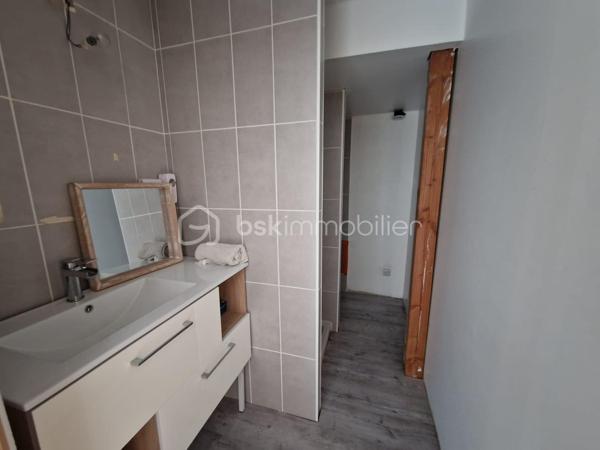 🌿 Maison de caractère avec 4 logements – Vue panoramique – Idéal gîtes, chambres d'hôtes ou investissement

📍 Le Cheylard (07160) – 252 000 €

À seulement quelques minutes du Cheylard, au cœur d'un hameau calme et préservé, venez découvrir cette authentique bâtisse de caractère datant des années 1900. Nichée dans un environnement exceptionnel, elle bénéficie d'une vue panoramique sur la vallée de l'Eyrieux, sans vis-à-vis, offrant un cadre de vie paisible et privilégié.

Mitoyenne uniquement sur une petite partie à l'arrière avec une ancienne grange, cette propriété conserve toute son intimité.

Un cadre naturel rare

🌳 2 500 m² de terrain attenant, idéal pour profiter pleinement des extérieurs.

💧 12 500 m² de terrain non attenant comprenant une source naturelle qui alimente la propriété, avec la possibilité de basculer sur le réseau d'eau de ville grâce à deux vannes.

Une propriété composée de quatre logements indépendants

Cette bâtisse offre une belle modularité et s'adapte à de nombreux projets : résidence familiale, activité de gîtes, chambres d'hôtes ou investissement locatif.

Habitation principale – Duplex d'environ 103 m²
Belle pièce de vie de 35 m² avec cuisine ouverte et salle à manger.
Salon indépendant d'environ 20 m².
Deux chambres de 12 m² et 16 m².
Salle de bains.
Deux WC.
Chauffage par poêle à bois et climatisation réversible.

Appartement T1 d'environ 40 m²
Pièce de vie lumineuse.
Chambre.
Salle d'eau avec WC.
Climatisation réversible.
Ce logement peut facilement être réuni à la maison principale afin de créer une habitation plus spacieuse.

Studio indépendant de 35 m²
Pièce de vie.
Salle d'eau avec WC.
Chauffage électrique.
Entrée indépendante.

Studio indépendant de 36 m²
Pièce de vie.
Salle d'eau avec WC.
Climatisation réversible.
Terrasse privative.

Chaque logement dispose de son entrée indépendante, d'une terrasse ou d'un espace extérieur privatif, permettant d'envisager une exploitation en location saisonnière ou annuelle dans d'excellentes conditions.

Les atouts de la propriété

✅ DPE : C

✅ Source naturelle alimentant la maison.

✅ Possibilité de raccordement au réseau d'eau de ville.

✅ Assainissement individuel conforme.

✅ Taxe foncière : seulement 600 €.

✅ Vue exceptionnelle sur la vallée de l'Eyrieux.

✅ Environnement calme, sans vis-à-vis.

Un fort potentiel

Que vous soyez à la recherche d'une résidence principale avec revenus complémentaires, d'une résidence secondaire familiale ou d'un projet touristique (gîtes, chambres d'hôtes ou location saisonnière), cette propriété offre de nombreuses possibilités d'aménagement.

Quelques travaux de finition permettront de révéler tout le charme de cette bâtisse et de valoriser pleinement son potentiel.

Afin de faciliter votre projection, certaines photos de l'annonce présentent un home staging virtuel, illustrant différentes possibilités d'aménagement des espaces.

Une propriété rare sur le secteur, alliant authenticité, nature et potentiel de rentabilité.