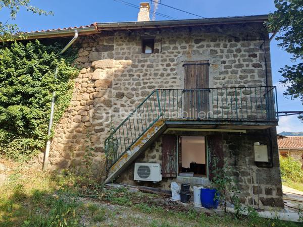 🌿 Maison de caractère avec 4 logements – Vue panoramique – Idéal gîtes, chambres d'hôtes ou investissement

📍 Le Cheylard (07160) – 252 000 €

À seulement quelques minutes du Cheylard, au cœur d'un hameau calme et préservé, venez découvrir cette authentique bâtisse de caractère datant des années 1900. Nichée dans un environnement exceptionnel, elle bénéficie d'une vue panoramique sur la vallée de l'Eyrieux, sans vis-à-vis, offrant un cadre de vie paisible et privilégié.

Mitoyenne uniquement sur une petite partie à l'arrière avec une ancienne grange, cette propriété conserve toute son intimité.

Un cadre naturel rare

🌳 2 500 m² de terrain attenant, idéal pour profiter pleinement des extérieurs.

💧 12 500 m² de terrain non attenant comprenant une source naturelle qui alimente la propriété, avec la possibilité de basculer sur le réseau d'eau de ville grâce à deux vannes.

Une propriété composée de quatre logements indépendants

Cette bâtisse offre une belle modularité et s'adapte à de nombreux projets : résidence familiale, activité de gîtes, chambres d'hôtes ou investissement locatif.

Habitation principale – Duplex d'environ 103 m²
Belle pièce de vie de 35 m² avec cuisine ouverte et salle à manger.
Salon indépendant d'environ 20 m².
Deux chambres de 12 m² et 16 m².
Salle de bains.
Deux WC.
Chauffage par poêle à bois et climatisation réversible.

Appartement T1 d'environ 40 m²
Pièce de vie lumineuse.
Chambre.
Salle d'eau avec WC.
Climatisation réversible.
Ce logement peut facilement être réuni à la maison principale afin de créer une habitation plus spacieuse.

Studio indépendant de 35 m²
Pièce de vie.
Salle d'eau avec WC.
Chauffage électrique.
Entrée indépendante.

Studio indépendant de 36 m²
Pièce de vie.
Salle d'eau avec WC.
Climatisation réversible.
Terrasse privative.

Chaque logement dispose de son entrée indépendante, d'une terrasse ou d'un espace extérieur privatif, permettant d'envisager une exploitation en location saisonnière ou annuelle dans d'excellentes conditions.

Les atouts de la propriété

✅ DPE : C

✅ Source naturelle alimentant la maison.

✅ Possibilité de raccordement au réseau d'eau de ville.

✅ Assainissement individuel conforme.

✅ Taxe foncière : seulement 600 €.

✅ Vue exceptionnelle sur la vallée de l'Eyrieux.

✅ Environnement calme, sans vis-à-vis.

Un fort potentiel

Que vous soyez à la recherche d'une résidence principale avec revenus complémentaires, d'une résidence secondaire familiale ou d'un projet touristique (gîtes, chambres d'hôtes ou location saisonnière), cette propriété offre de nombreuses possibilités d'aménagement.

Quelques travaux de finition permettront de révéler tout le charme de cette bâtisse et de valoriser pleinement son potentiel.

Afin de faciliter votre projection, certaines photos de l'annonce présentent un home staging virtuel, illustrant différentes possibilités d'aménagement des espaces.

Une propriété rare sur le secteur, alliant authenticité, nature et potentiel de rentabilité.