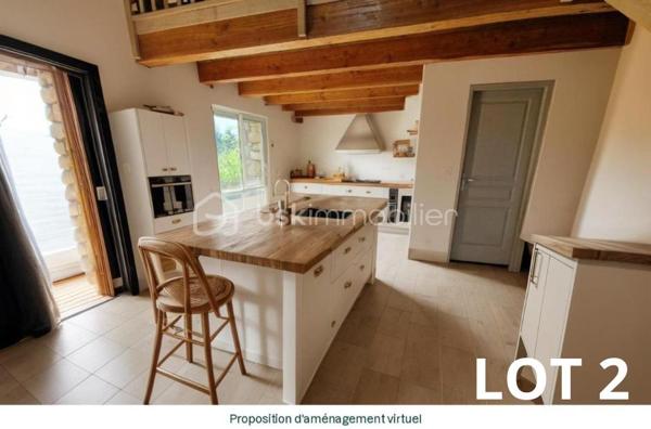 🌿 Maison de caractère avec 4 logements – Vue panoramique – Idéal gîtes, chambres d'hôtes ou investissement

📍 Le Cheylard (07160) – 252 000 €

À seulement quelques minutes du Cheylard, au cœur d'un hameau calme et préservé, venez découvrir cette authentique bâtisse de caractère datant des années 1900. Nichée dans un environnement exceptionnel, elle bénéficie d'une vue panoramique sur la vallée de l'Eyrieux, sans vis-à-vis, offrant un cadre de vie paisible et privilégié.

Mitoyenne uniquement sur une petite partie à l'arrière avec une ancienne grange, cette propriété conserve toute son intimité.

Un cadre naturel rare

🌳 2 500 m² de terrain attenant, idéal pour profiter pleinement des extérieurs.

💧 12 500 m² de terrain non attenant comprenant une source naturelle qui alimente la propriété, avec la possibilité de basculer sur le réseau d'eau de ville grâce à deux vannes.

Une propriété composée de quatre logements indépendants

Cette bâtisse offre une belle modularité et s'adapte à de nombreux projets : résidence familiale, activité de gîtes, chambres d'hôtes ou investissement locatif.

Habitation principale – Duplex d'environ 103 m²
Belle pièce de vie de 35 m² avec cuisine ouverte et salle à manger.
Salon indépendant d'environ 20 m².
Deux chambres de 12 m² et 16 m².
Salle de bains.
Deux WC.
Chauffage par poêle à bois et climatisation réversible.

Appartement T1 d'environ 40 m²
Pièce de vie lumineuse.
Chambre.
Salle d'eau avec WC.
Climatisation réversible.
Ce logement peut facilement être réuni à la maison principale afin de créer une habitation plus spacieuse.

Studio indépendant de 35 m²
Pièce de vie.
Salle d'eau avec WC.
Chauffage électrique.
Entrée indépendante.

Studio indépendant de 36 m²
Pièce de vie.
Salle d'eau avec WC.
Climatisation réversible.
Terrasse privative.

Chaque logement dispose de son entrée indépendante, d'une terrasse ou d'un espace extérieur privatif, permettant d'envisager une exploitation en location saisonnière ou annuelle dans d'excellentes conditions.

Les atouts de la propriété

✅ DPE : C

✅ Source naturelle alimentant la maison.

✅ Possibilité de raccordement au réseau d'eau de ville.

✅ Assainissement individuel conforme.

✅ Taxe foncière : seulement 600 €.

✅ Vue exceptionnelle sur la vallée de l'Eyrieux.

✅ Environnement calme, sans vis-à-vis.

Un fort potentiel

Que vous soyez à la recherche d'une résidence principale avec revenus complémentaires, d'une résidence secondaire familiale ou d'un projet touristique (gîtes, chambres d'hôtes ou location saisonnière), cette propriété offre de nombreuses possibilités d'aménagement.

Quelques travaux de finition permettront de révéler tout le charme de cette bâtisse et de valoriser pleinement son potentiel.

Afin de faciliter votre projection, certaines photos de l'annonce présentent un home staging virtuel, illustrant différentes possibilités d'aménagement des espaces.

Une propriété rare sur le secteur, alliant authenticité, nature et potentiel de rentabilité.
