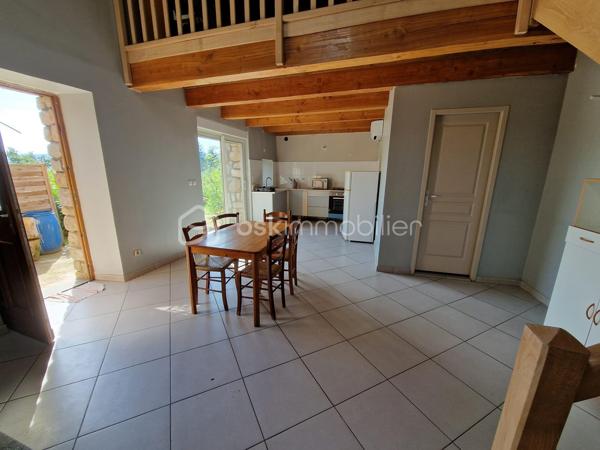 🌿 Maison de caractère avec 4 logements – Vue panoramique – Idéal gîtes, chambres d'hôtes ou investissement

📍 Le Cheylard (07160) – 252 000 €

À seulement quelques minutes du Cheylard, au cœur d'un hameau calme et préservé, venez découvrir cette authentique bâtisse de caractère datant des années 1900. Nichée dans un environnement exceptionnel, elle bénéficie d'une vue panoramique sur la vallée de l'Eyrieux, sans vis-à-vis, offrant un cadre de vie paisible et privilégié.

Mitoyenne uniquement sur une petite partie à l'arrière avec une ancienne grange, cette propriété conserve toute son intimité.

Un cadre naturel rare

🌳 2 500 m² de terrain attenant, idéal pour profiter pleinement des extérieurs.

💧 12 500 m² de terrain non attenant comprenant une source naturelle qui alimente la propriété, avec la possibilité de basculer sur le réseau d'eau de ville grâce à deux vannes.

Une propriété composée de quatre logements indépendants

Cette bâtisse offre une belle modularité et s'adapte à de nombreux projets : résidence familiale, activité de gîtes, chambres d'hôtes ou investissement locatif.

Habitation principale – Duplex d'environ 103 m²
Belle pièce de vie de 35 m² avec cuisine ouverte et salle à manger.
Salon indépendant d'environ 20 m².
Deux chambres de 12 m² et 16 m².
Salle de bains.
Deux WC.
Chauffage par poêle à bois et climatisation réversible.

Appartement T1 d'environ 40 m²
Pièce de vie lumineuse.
Chambre.
Salle d'eau avec WC.
Climatisation réversible.
Ce logement peut facilement être réuni à la maison principale afin de créer une habitation plus spacieuse.

Studio indépendant de 35 m²
Pièce de vie.
Salle d'eau avec WC.
Chauffage électrique.
Entrée indépendante.

Studio indépendant de 36 m²
Pièce de vie.
Salle d'eau avec WC.
Climatisation réversible.
Terrasse privative.

Chaque logement dispose de son entrée indépendante, d'une terrasse ou d'un espace extérieur privatif, permettant d'envisager une exploitation en location saisonnière ou annuelle dans d'excellentes conditions.

Les atouts de la propriété

✅ DPE : C

✅ Source naturelle alimentant la maison.

✅ Possibilité de raccordement au réseau d'eau de ville.

✅ Assainissement individuel conforme.

✅ Taxe foncière : seulement 600 €.

✅ Vue exceptionnelle sur la vallée de l'Eyrieux.

✅ Environnement calme, sans vis-à-vis.

Un fort potentiel

Que vous soyez à la recherche d'une résidence principale avec revenus complémentaires, d'une résidence secondaire familiale ou d'un projet touristique (gîtes, chambres d'hôtes ou location saisonnière), cette propriété offre de nombreuses possibilités d'aménagement.

Quelques travaux de finition permettront de révéler tout le charme de cette bâtisse et de valoriser pleinement son potentiel.

Afin de faciliter votre projection, certaines photos de l'annonce présentent un home staging virtuel, illustrant différentes possibilités d'aménagement des espaces.

Une propriété rare sur le secteur, alliant authenticité, nature et potentiel de rentabilité.