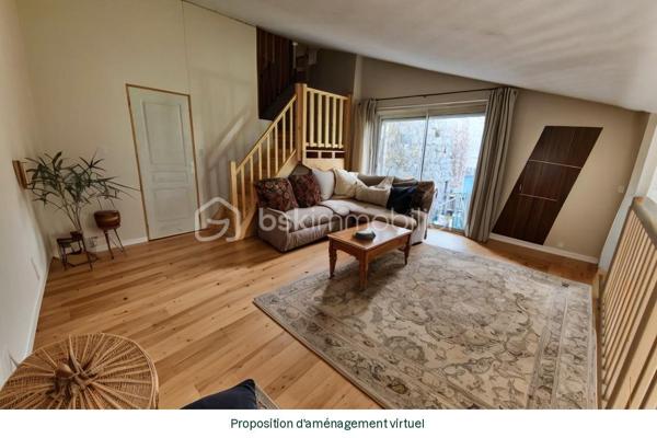 🌿 Maison de caractère avec 4 logements – Vue panoramique – Idéal gîtes, chambres d'hôtes ou investissement

📍 Le Cheylard (07160) – 252 000 €

À seulement quelques minutes du Cheylard, au cœur d'un hameau calme et préservé, venez découvrir cette authentique bâtisse de caractère datant des années 1900. Nichée dans un environnement exceptionnel, elle bénéficie d'une vue panoramique sur la vallée de l'Eyrieux, sans vis-à-vis, offrant un cadre de vie paisible et privilégié.

Mitoyenne uniquement sur une petite partie à l'arrière avec une ancienne grange, cette propriété conserve toute son intimité.

Un cadre naturel rare

🌳 2 500 m² de terrain attenant, idéal pour profiter pleinement des extérieurs.

💧 12 500 m² de terrain non attenant comprenant une source naturelle qui alimente la propriété, avec la possibilité de basculer sur le réseau d'eau de ville grâce à deux vannes.

Une propriété composée de quatre logements indépendants

Cette bâtisse offre une belle modularité et s'adapte à de nombreux projets : résidence familiale, activité de gîtes, chambres d'hôtes ou investissement locatif.

Habitation principale – Duplex d'environ 103 m²
Belle pièce de vie de 35 m² avec cuisine ouverte et salle à manger.
Salon indépendant d'environ 20 m².
Deux chambres de 12 m² et 16 m².
Salle de bains.
Deux WC.
Chauffage par poêle à bois et climatisation réversible.

Appartement T1 d'environ 40 m²
Pièce de vie lumineuse.
Chambre.
Salle d'eau avec WC.
Climatisation réversible.
Ce logement peut facilement être réuni à la maison principale afin de créer une habitation plus spacieuse.

Studio indépendant de 35 m²
Pièce de vie.
Salle d'eau avec WC.
Chauffage électrique.
Entrée indépendante.

Studio indépendant de 36 m²
Pièce de vie.
Salle d'eau avec WC.
Climatisation réversible.
Terrasse privative.

Chaque logement dispose de son entrée indépendante, d'une terrasse ou d'un espace extérieur privatif, permettant d'envisager une exploitation en location saisonnière ou annuelle dans d'excellentes conditions.

Les atouts de la propriété

✅ DPE : C

✅ Source naturelle alimentant la maison.

✅ Possibilité de raccordement au réseau d'eau de ville.

✅ Assainissement individuel conforme.

✅ Taxe foncière : seulement 600 €.

✅ Vue exceptionnelle sur la vallée de l'Eyrieux.

✅ Environnement calme, sans vis-à-vis.

Un fort potentiel

Que vous soyez à la recherche d'une résidence principale avec revenus complémentaires, d'une résidence secondaire familiale ou d'un projet touristique (gîtes, chambres d'hôtes ou location saisonnière), cette propriété offre de nombreuses possibilités d'aménagement.

Quelques travaux de finition permettront de révéler tout le charme de cette bâtisse et de valoriser pleinement son potentiel.

Afin de faciliter votre projection, certaines photos de l'annonce présentent un home staging virtuel, illustrant différentes possibilités d'aménagement des espaces.

Une propriété rare sur le secteur, alliant authenticité, nature et potentiel de rentabilité.