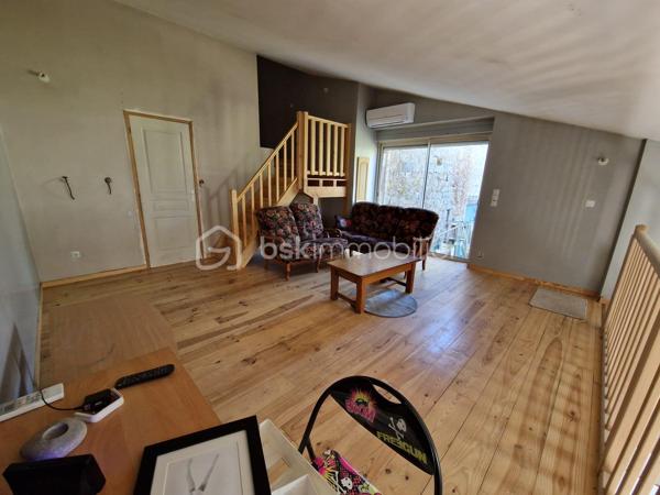 🌿 Maison de caractère avec 4 logements – Vue panoramique – Idéal gîtes, chambres d'hôtes ou investissement

📍 Le Cheylard (07160) – 252 000 €

À seulement quelques minutes du Cheylard, au cœur d'un hameau calme et préservé, venez découvrir cette authentique bâtisse de caractère datant des années 1900. Nichée dans un environnement exceptionnel, elle bénéficie d'une vue panoramique sur la vallée de l'Eyrieux, sans vis-à-vis, offrant un cadre de vie paisible et privilégié.

Mitoyenne uniquement sur une petite partie à l'arrière avec une ancienne grange, cette propriété conserve toute son intimité.

Un cadre naturel rare

🌳 2 500 m² de terrain attenant, idéal pour profiter pleinement des extérieurs.

💧 12 500 m² de terrain non attenant comprenant une source naturelle qui alimente la propriété, avec la possibilité de basculer sur le réseau d'eau de ville grâce à deux vannes.

Une propriété composée de quatre logements indépendants

Cette bâtisse offre une belle modularité et s'adapte à de nombreux projets : résidence familiale, activité de gîtes, chambres d'hôtes ou investissement locatif.

Habitation principale – Duplex d'environ 103 m²
Belle pièce de vie de 35 m² avec cuisine ouverte et salle à manger.
Salon indépendant d'environ 20 m².
Deux chambres de 12 m² et 16 m².
Salle de bains.
Deux WC.
Chauffage par poêle à bois et climatisation réversible.

Appartement T1 d'environ 40 m²
Pièce de vie lumineuse.
Chambre.
Salle d'eau avec WC.
Climatisation réversible.
Ce logement peut facilement être réuni à la maison principale afin de créer une habitation plus spacieuse.

Studio indépendant de 35 m²
Pièce de vie.
Salle d'eau avec WC.
Chauffage électrique.
Entrée indépendante.

Studio indépendant de 36 m²
Pièce de vie.
Salle d'eau avec WC.
Climatisation réversible.
Terrasse privative.

Chaque logement dispose de son entrée indépendante, d'une terrasse ou d'un espace extérieur privatif, permettant d'envisager une exploitation en location saisonnière ou annuelle dans d'excellentes conditions.

Les atouts de la propriété

✅ DPE : C

✅ Source naturelle alimentant la maison.

✅ Possibilité de raccordement au réseau d'eau de ville.

✅ Assainissement individuel conforme.

✅ Taxe foncière : seulement 600 €.

✅ Vue exceptionnelle sur la vallée de l'Eyrieux.

✅ Environnement calme, sans vis-à-vis.

Un fort potentiel

Que vous soyez à la recherche d'une résidence principale avec revenus complémentaires, d'une résidence secondaire familiale ou d'un projet touristique (gîtes, chambres d'hôtes ou location saisonnière), cette propriété offre de nombreuses possibilités d'aménagement.

Quelques travaux de finition permettront de révéler tout le charme de cette bâtisse et de valoriser pleinement son potentiel.

Afin de faciliter votre projection, certaines photos de l'annonce présentent un home staging virtuel, illustrant différentes possibilités d'aménagement des espaces.

Une propriété rare sur le secteur, alliant authenticité, nature et potentiel de rentabilité.