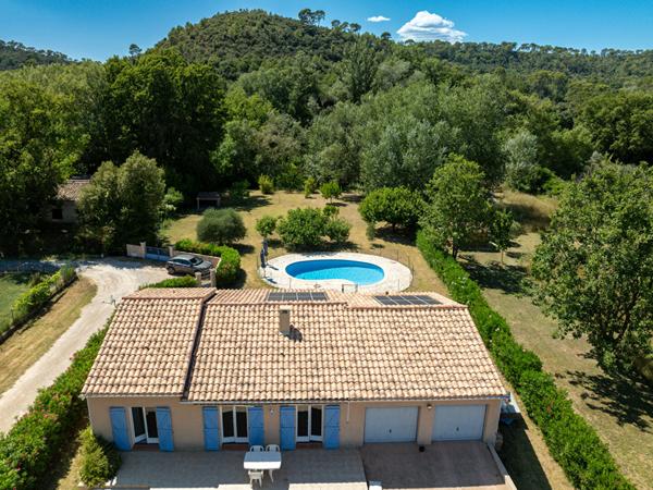 À VENDRE EN EXCLUSIVITÉ Maison de plain-pied à VIDAUBAN - Piscine - Double garage - Panneaux photovoltaïques