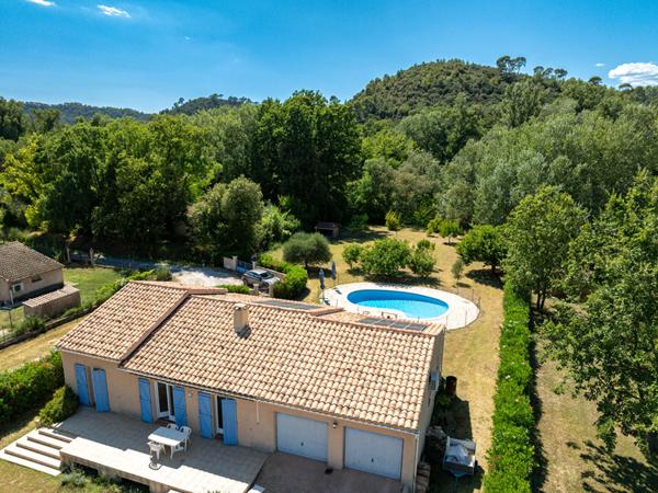 À VENDRE EN EXCLUSIVITÉ Maison de plain-pied à VIDAUBAN - Piscine - Double garage - Panneaux photovoltaïques
