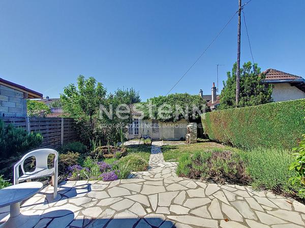 Maison de plain-pied avec jardin et dépendance à Morangis (91)