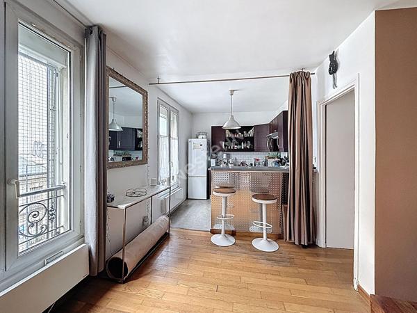 MONTREUIL, AU PIED DU METRO, DERNIER ETAGE, BEAU 2 PIECES DE 46M² AVEC NOMBREUX RANGEMENTS