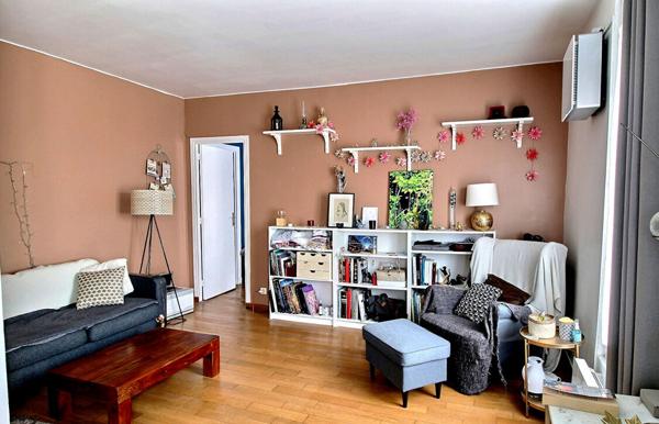 MONTREUIL, AU PIED DU METRO, DERNIER ETAGE, BEAU 2 PIECES DE 46M² AVEC NOMBREUX RANGEMENTS