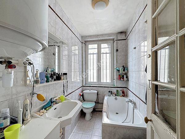 MONTREUIL, AU PIED DU METRO, DERNIER ETAGE, BEAU 2 PIECES DE 46M² AVEC NOMBREUX RANGEMENTS