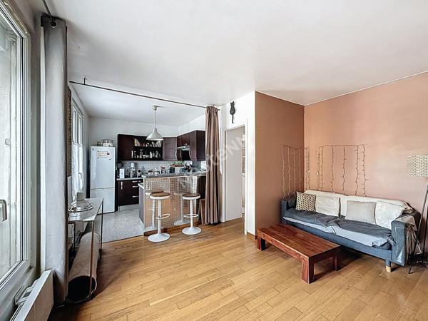 MONTREUIL, AU PIED DU METRO, DERNIER ETAGE, BEAU 2 PIECES DE 46M² AVEC NOMBREUX RANGEMENTS
