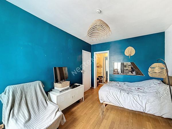 MONTREUIL, AU PIED DU METRO, DERNIER ETAGE, BEAU 2 PIECES DE 46M² AVEC NOMBREUX RANGEMENTS
