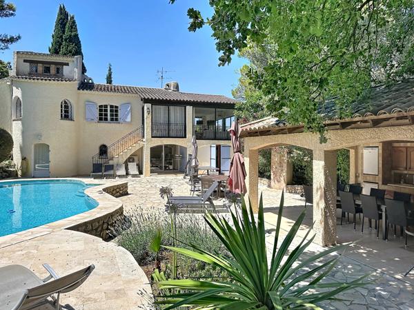 Grande villa de caractère avec piscine et grande cuisine d'été , 6 chambres