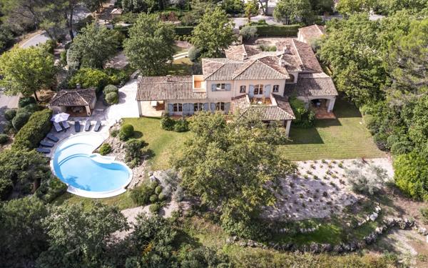 Élégante villa dans le domaine de Terre Blanche.