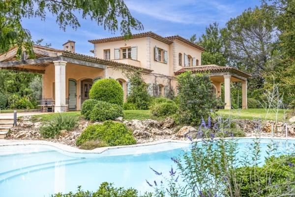 Élégante villa dans le domaine de Terre Blanche.