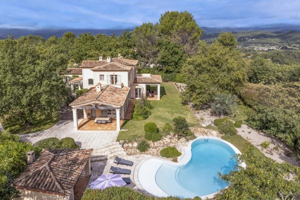 Élégante villa dans le domaine de Terre Blanche.