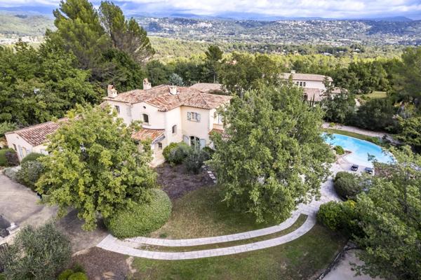 Élégante villa dans le domaine de Terre Blanche.
