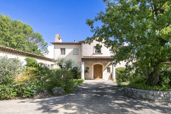 Élégante villa dans le domaine de Terre Blanche.