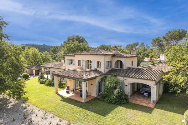 Élégante villa dans le domaine de Terre Blanche.