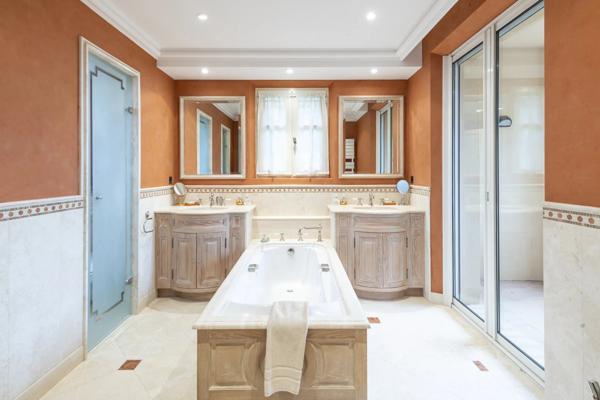 Élégante villa dans le domaine de Terre Blanche.