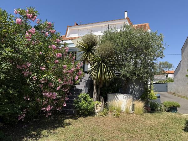 Maison familiale rénovée avec volumes rares – Quartier Saint-Michel, Les Sables d’Olonne