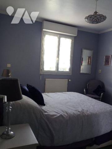 10 min. VILLAINES-LA-JUHEL (53), maison d'habitation comprenant salle à manger (+ poêle à pelle...