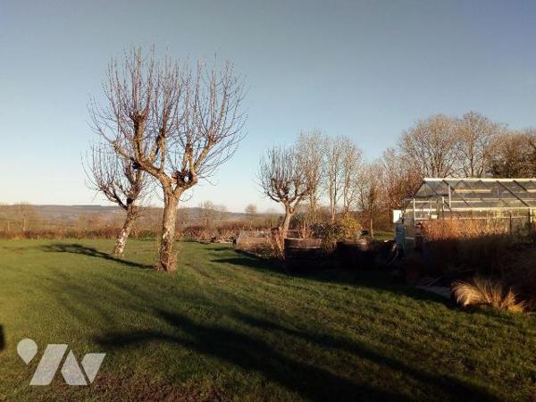 10 min. VILLAINES-LA-JUHEL (53), maison d'habitation comprenant salle à manger (+ poêle à pelle...