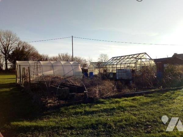 10 min. VILLAINES-LA-JUHEL (53), maison d'habitation comprenant salle à manger (+ poêle à pelle...