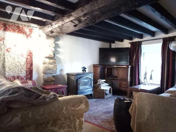 10 min. VILLAINES-LA-JUHEL (53), maison d'habitation comprenant salle à manger (+ poêle à pelle...