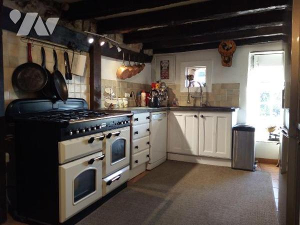 10 min. VILLAINES-LA-JUHEL (53), maison d'habitation comprenant salle à manger (+ poêle à pelle...