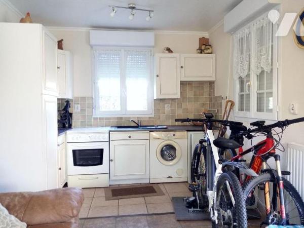 10 min. VILLAINES-LA-JUHEL (53), maison d'habitation comprenant salle à manger (+ poêle à pelle...