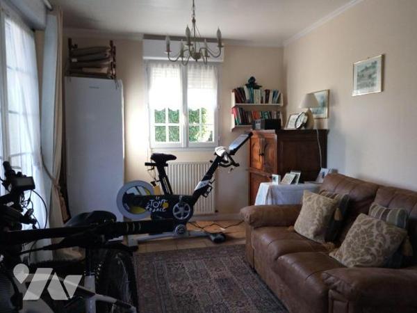 10 min. VILLAINES-LA-JUHEL (53), maison d'habitation comprenant salle à manger (+ poêle à pelle...