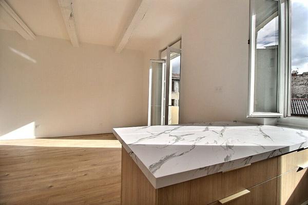 MARSEILLE 6- SECTEUR LODI - APPARTEMENT 2 CHAMBRES - RENOVE TRAVERSANT COMTEMPORAIN - AU CALME ABSOLU - LUMINEUX -