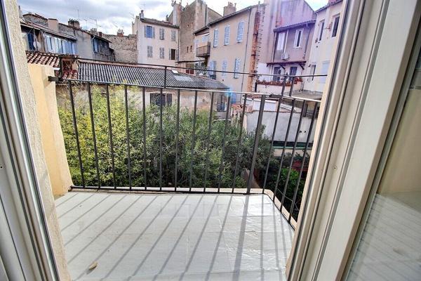 MARSEILLE 6- SECTEUR LODI - APPARTEMENT 2 CHAMBRES - RENOVE TRAVERSANT COMTEMPORAIN - AU CALME ABSOLU - LUMINEUX -