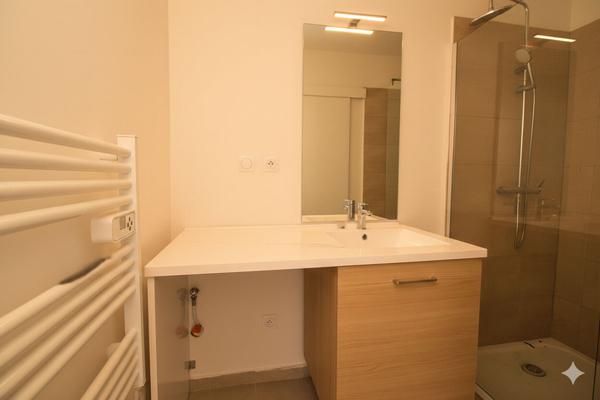 MARSEILLE 6- SECTEUR LODI - APPARTEMENT 2 CHAMBRES - RENOVE TRAVERSANT COMTEMPORAIN - AU CALME ABSOLU - LUMINEUX -