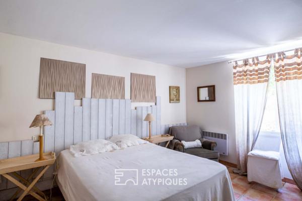 Propriété de charme dans un parc verdoyant avec piscine et dépendance