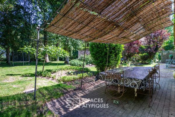Propriété de charme dans un parc verdoyant avec piscine et dépendance