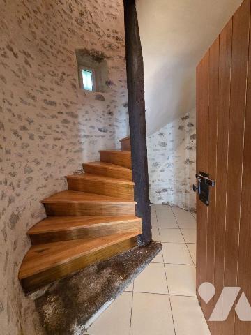 
BELGEARD- Jolie maison en pierres dans le bourg de trois chambres, avec dépendances et terrai...