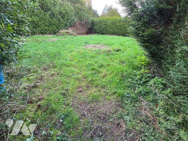 
BELGEARD- Jolie maison en pierres dans le bourg de trois chambres, avec dépendances et terrai...