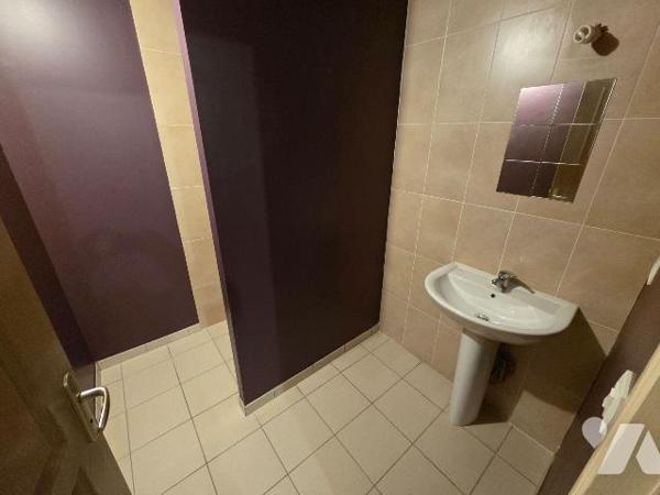 
BELGEARD- Jolie maison en pierres dans le bourg de trois chambres, avec dépendances et terrai...